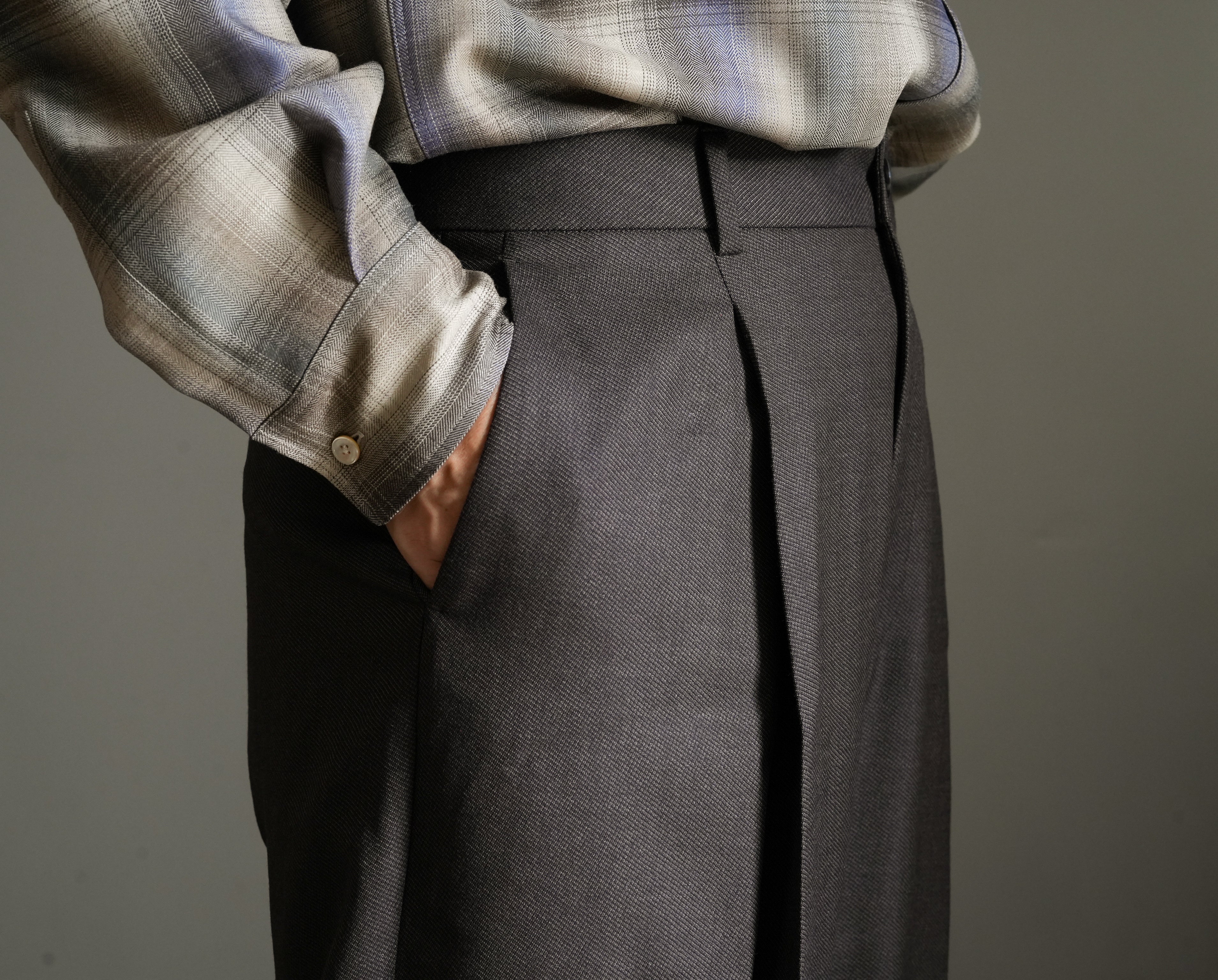 25AW】BISOWN MIDDLEWOOL DEEP TUCK TROUSERS 